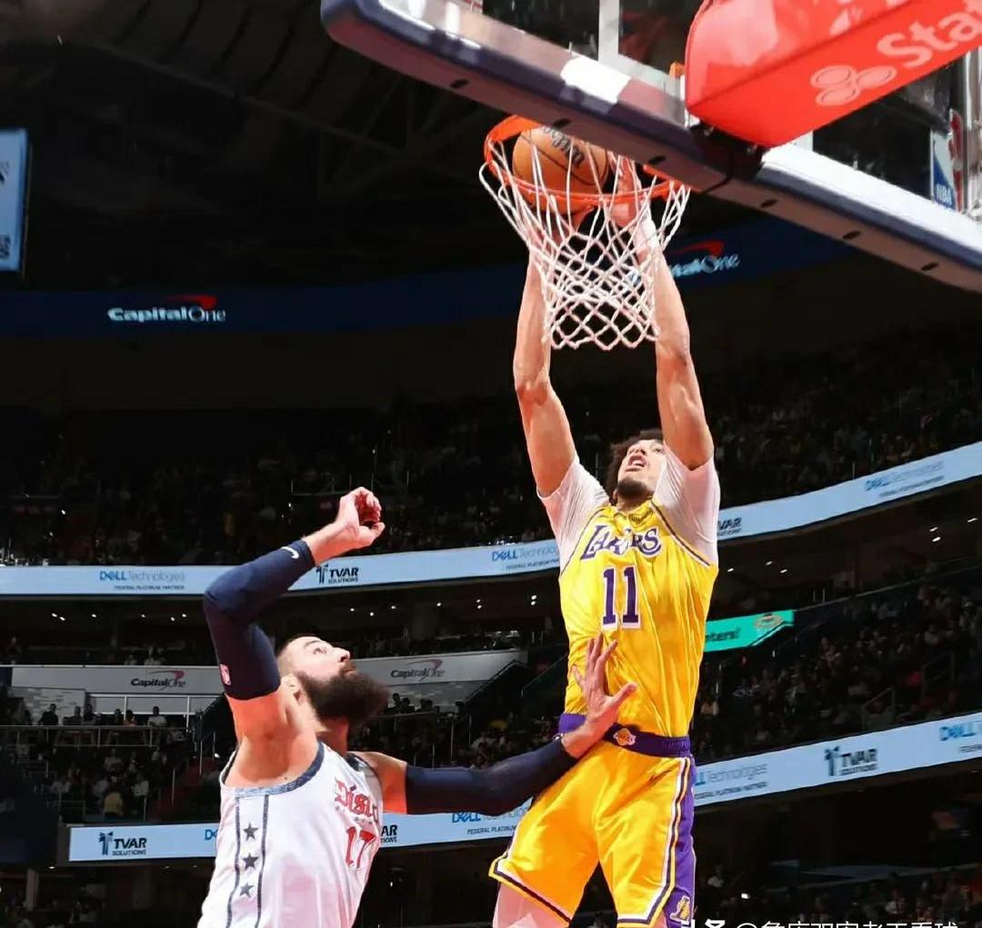 包含湖人遭遇雨中负鹈鹕，戈兰德取得全队最高分的词条