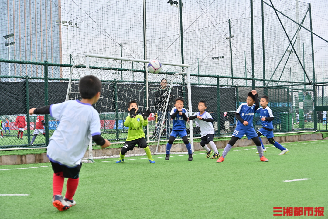 关于紧张激烈的足球比拼，现场热闹非凡的信息